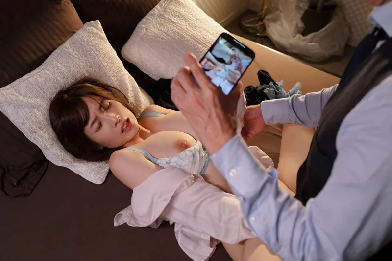 Sếp chuốc thuốc em thư ký bắt đụ cả đêm khi đi bàn việc làm ăn xa